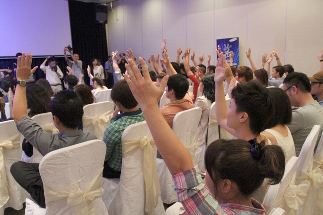 100% thí sinh có mặt tại buổi họp báo giơ tay ủng hộ Phương Uyên.